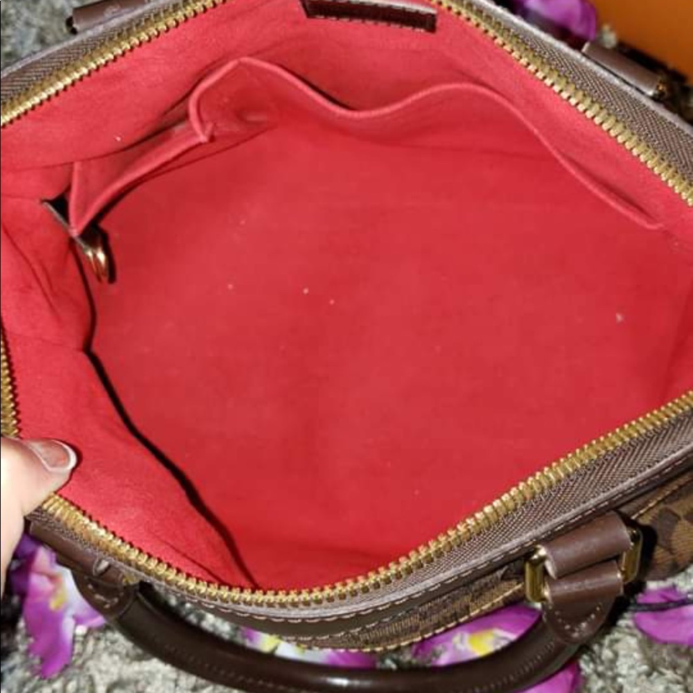 Louis Vuitton - Picture 2 of 7
